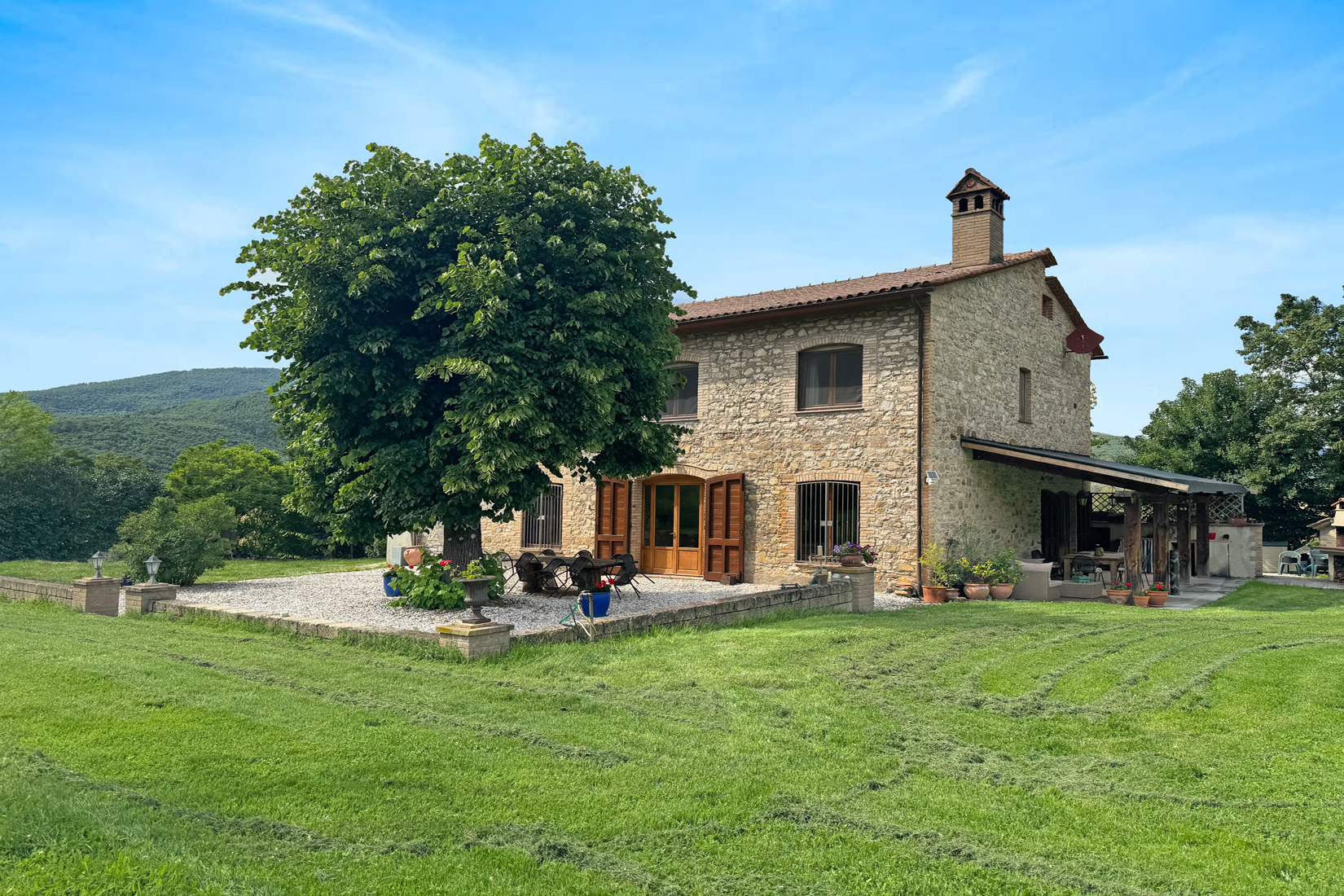 Romantic stone farmhouse with swimming pool border Umbria Toscana - 2