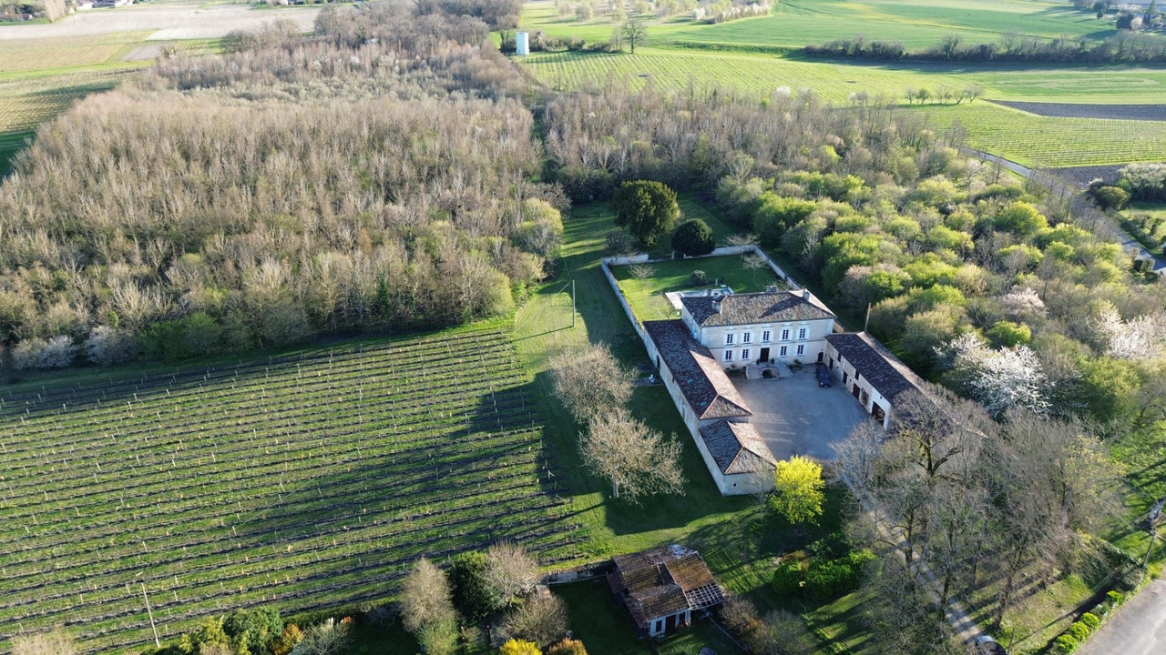 Superb Manor House in Village Position with 6 Bedrooms, 2 renovated second houses. Swimming Pool 8h