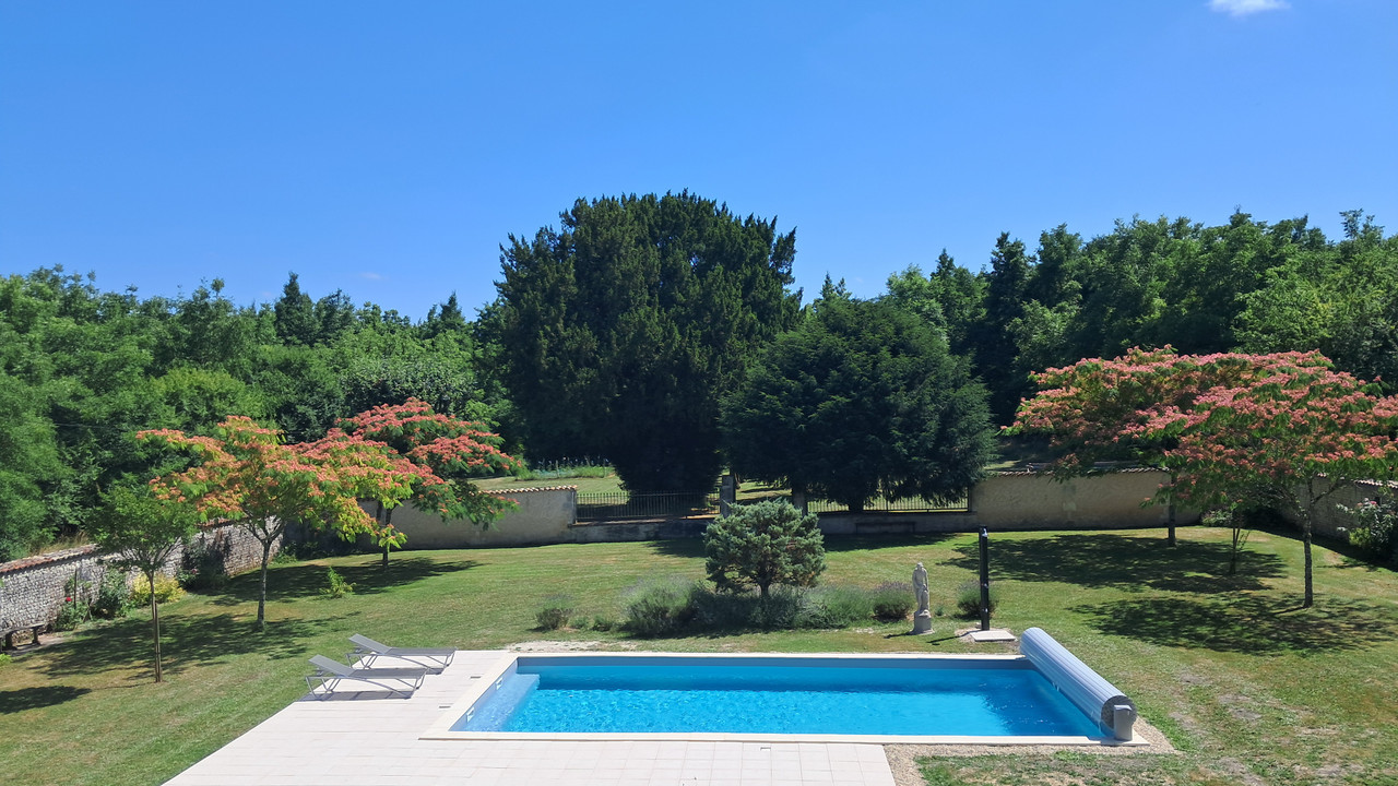 Superb Manor House in Village Position with 6 Bedrooms, 2 renovated second houses. Swimming Pool 8h - 3