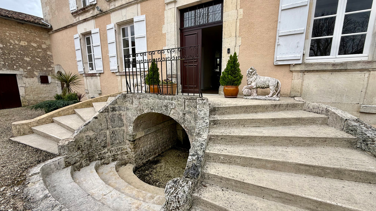 Superb Manor House in Village Position with 6 Bedrooms, 2 renovated second houses. Swimming Pool 8h - 4