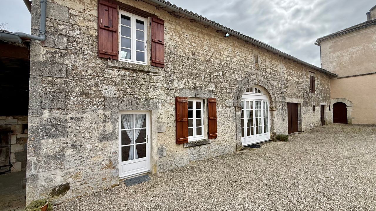 Superb Manor House in Village Position with 6 Bedrooms, 2 renovated second houses. Swimming Pool 8h - 5