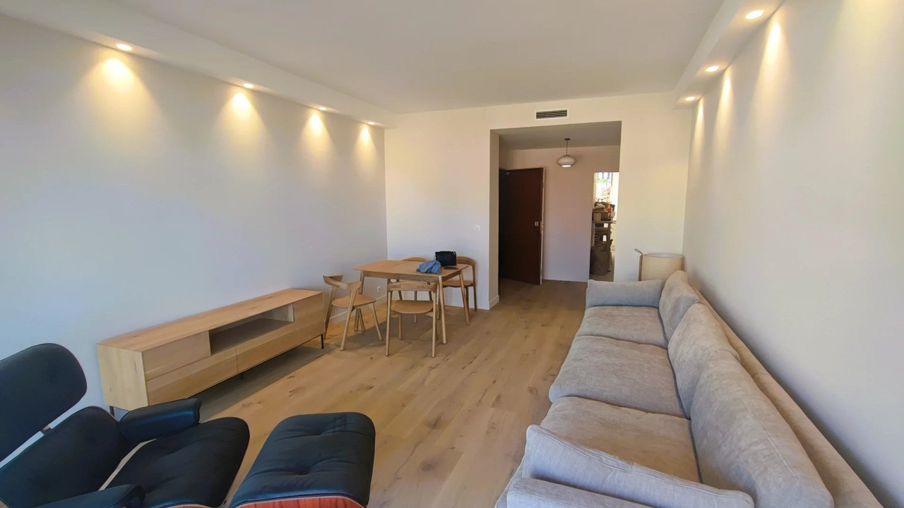 Renovated 3-room apt, 80m², 2 beds, 1 bath, 1 toilet, cellar & underground parking. Fully equipped & furnished