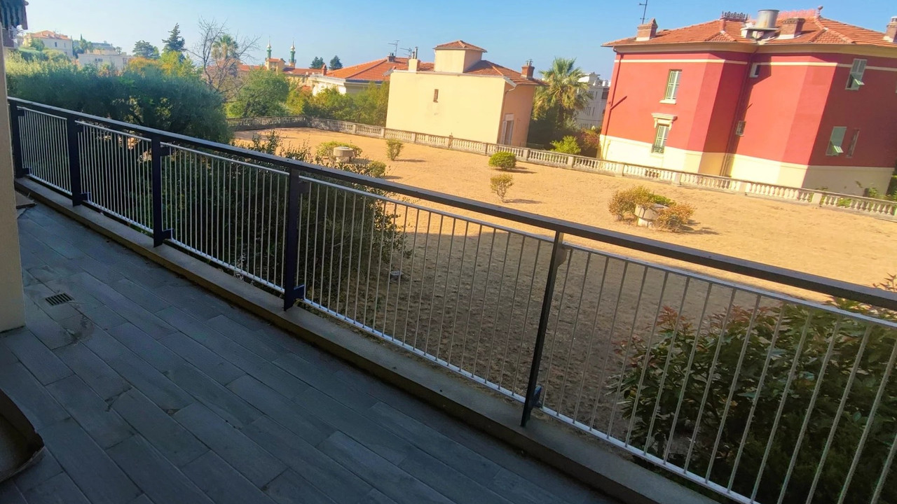 Renovated 3-room apt, 80m², 2 beds, 1 bath, 1 toilet, cellar & underground parking. Fully equipped & furnished - 2