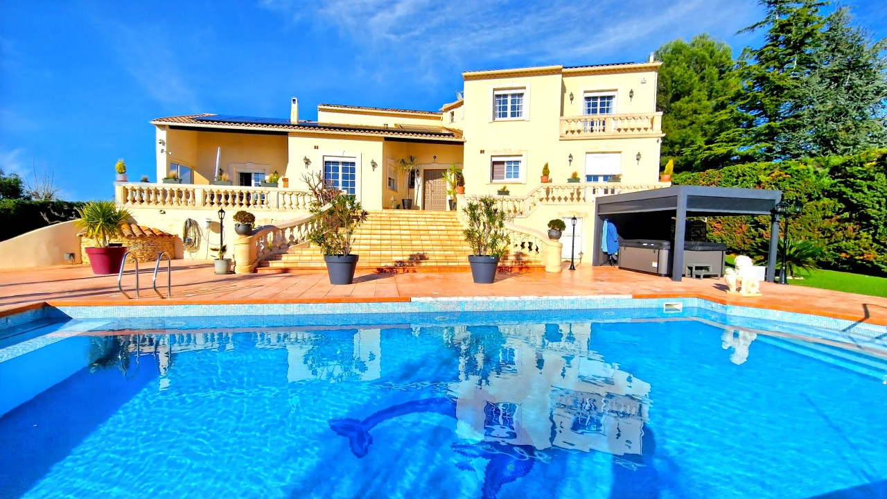 Stunning luxury 5-bedroom villa, situated in a privileged location in Béziers, set on genero