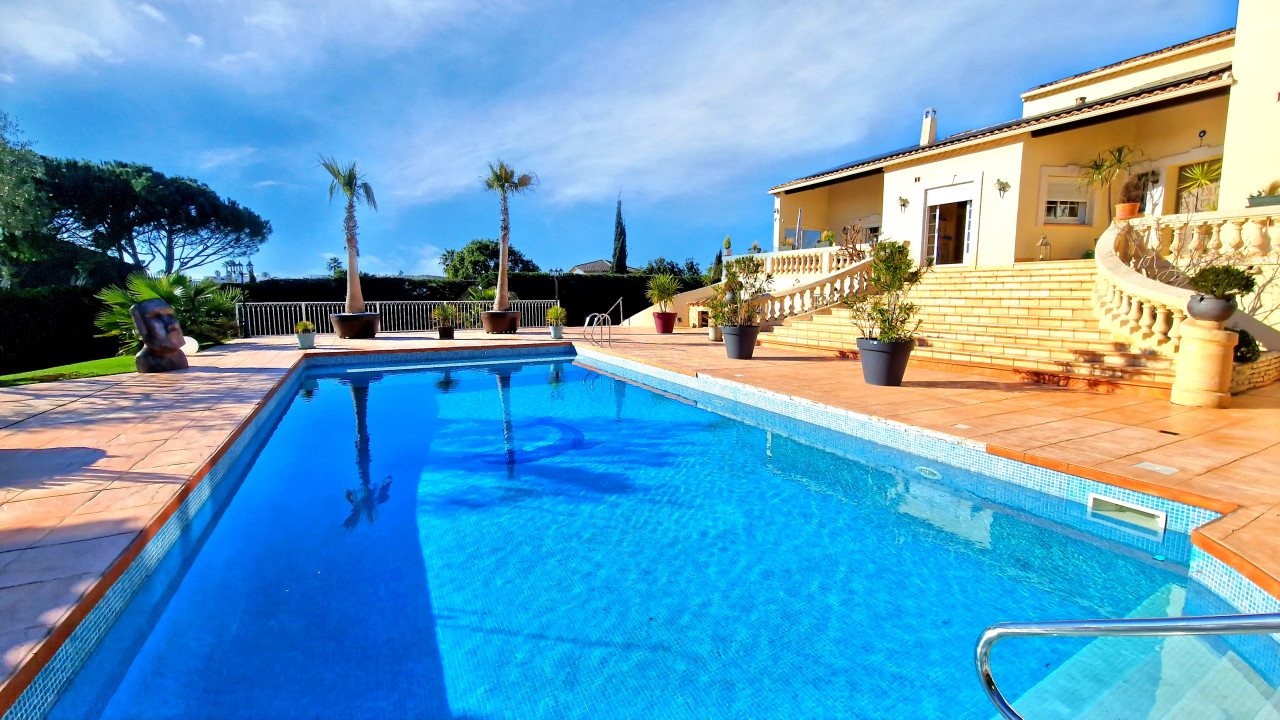 Stunning luxury 5-bedroom villa, situated in a privileged location in Béziers, set on genero - 3