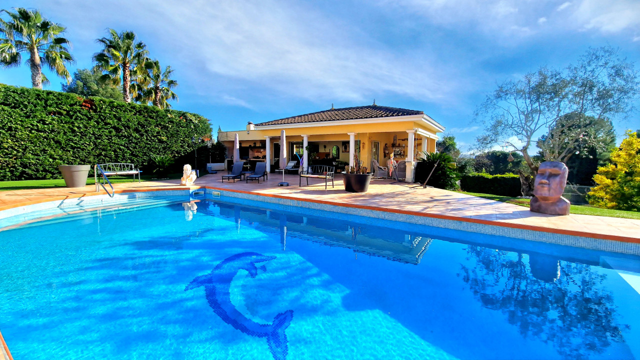 Stunning luxury 5-bedroom villa, situated in a privileged location in Béziers, set on genero - 4