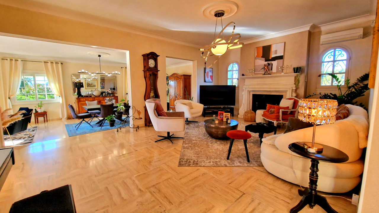 Stunning luxury 5-bedroom villa, situated in a privileged location in Béziers, set on genero - 5