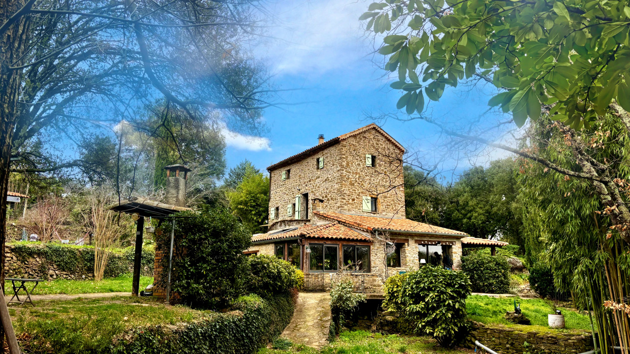 Exceptional property in a very quiet area with breathtaking views