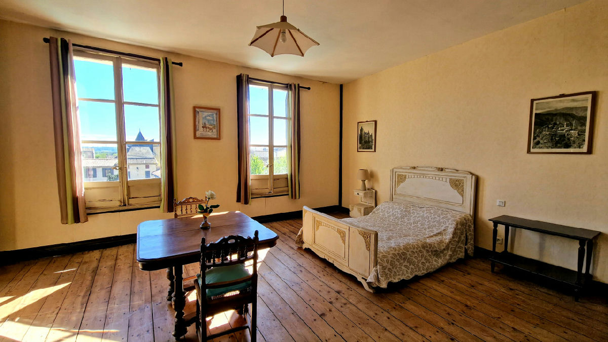 Elegant Character Property with Pool, Gîte, Garage and Hospitality Potential – Near Saint-Émilion - 6