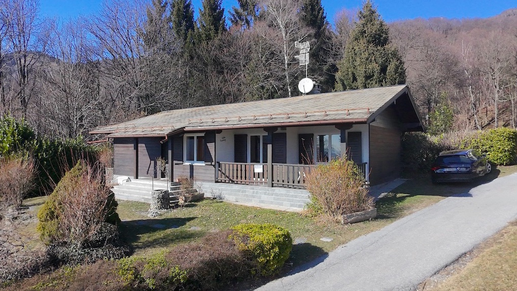 Detached bungalow in residence with swimming pool