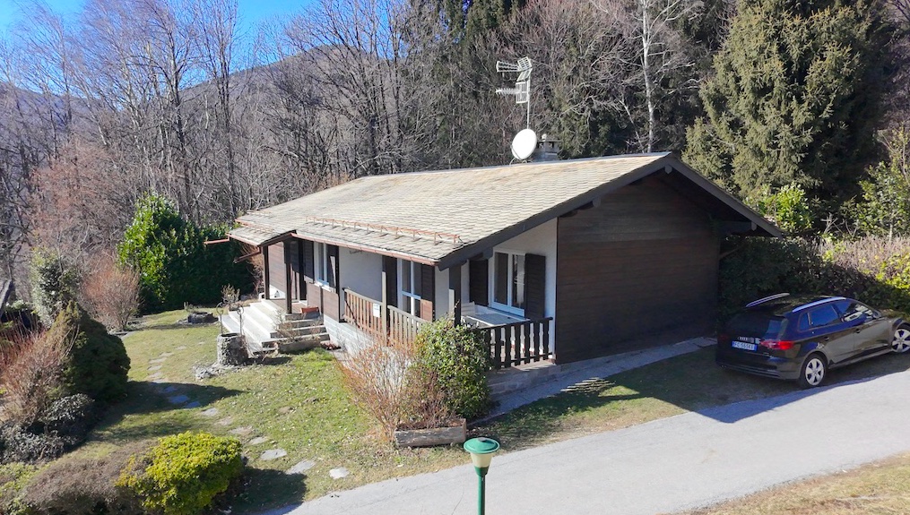 Detached bungalow in residence with swimming pool - 2