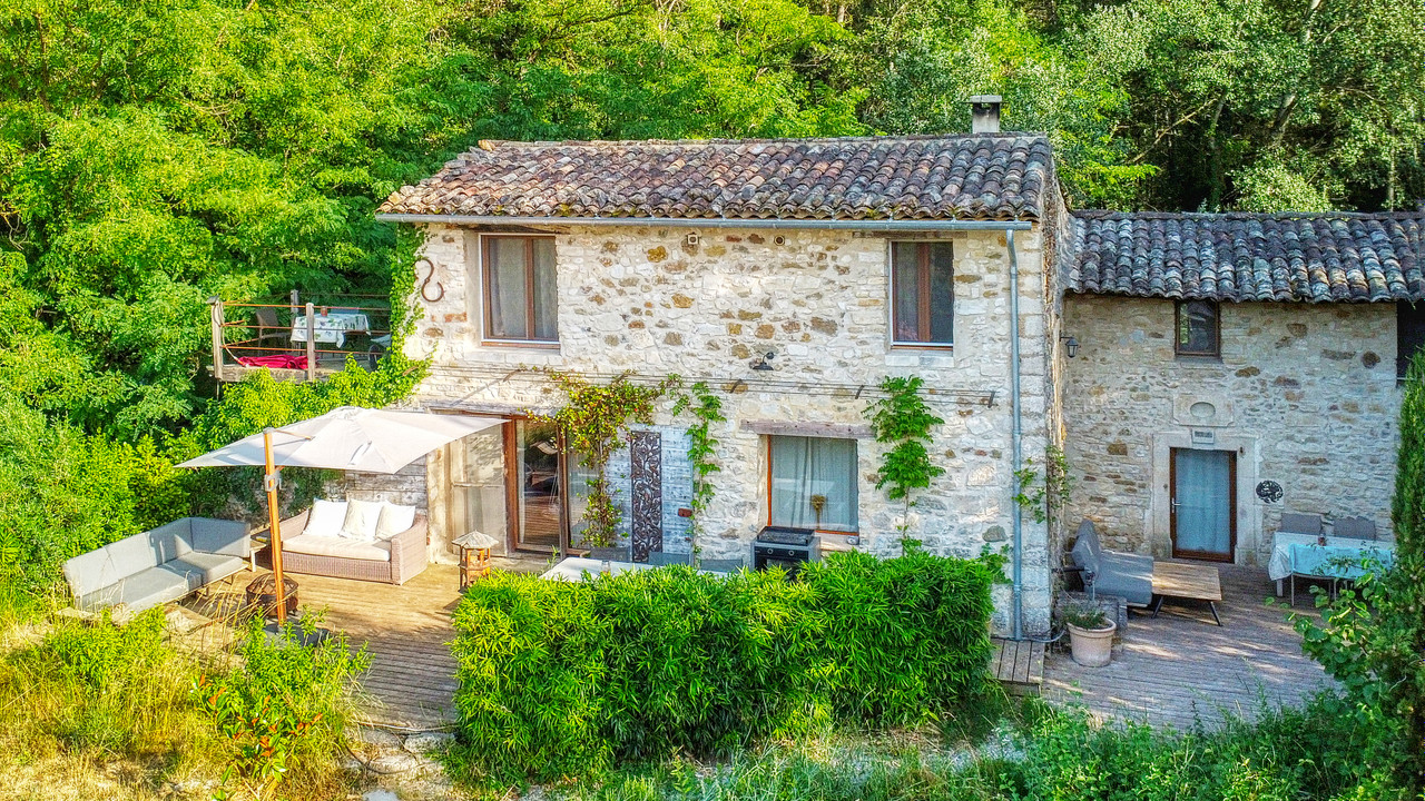 Lovely renovated old stone property amidst nature, with views and rental possibilities