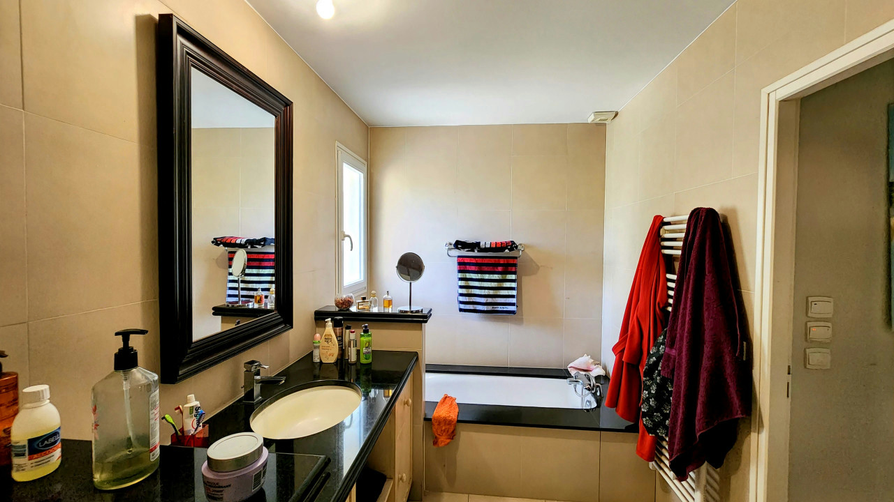 Elegant Single-Storey Family Home with Private Garden – Peaceful Cul-de-Sac in Gradignan