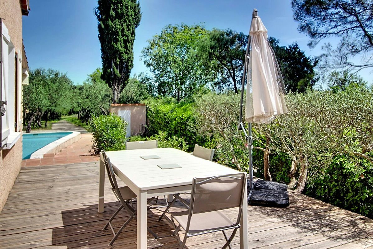 6-room house of 144 m² + pool + garage on 1692 m² plot - 25