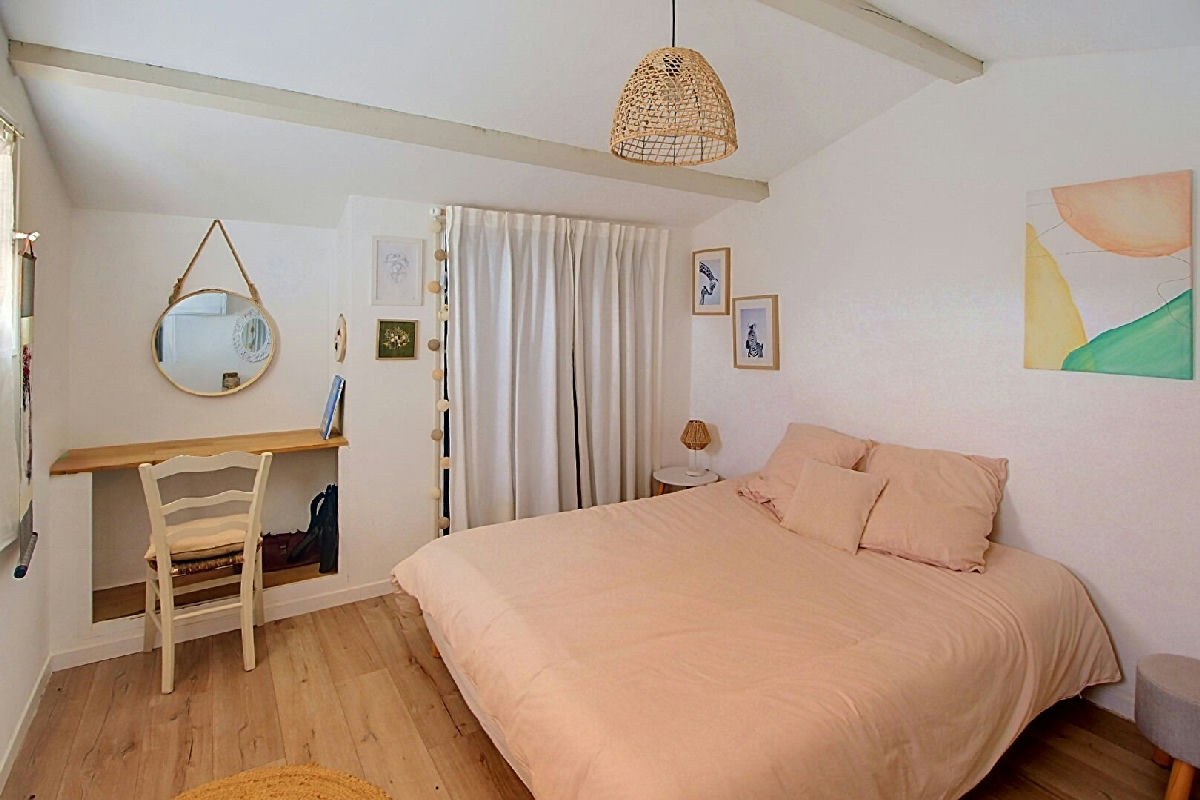 6-room house of 144 m² + pool + garage on 1692 m² plot - 6
