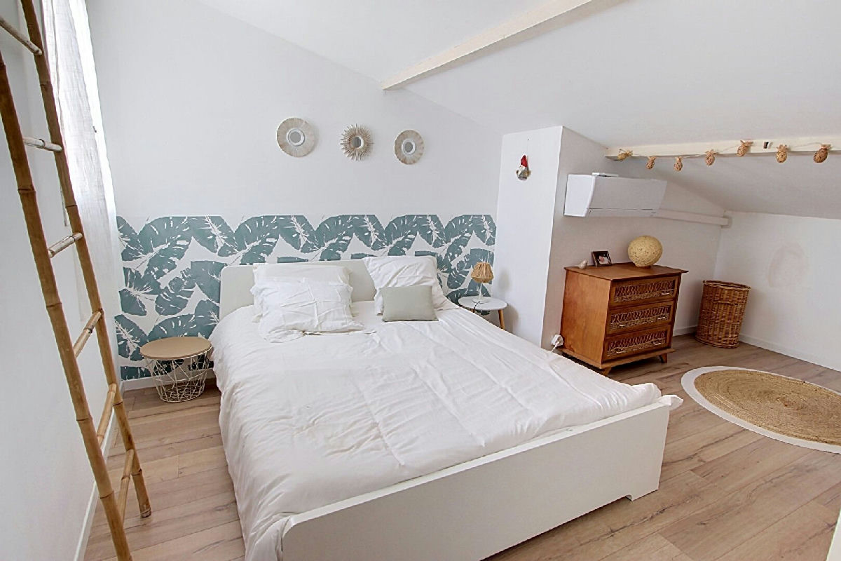 6-room house of 144 m² + pool + garage on 1692 m² plot - 7