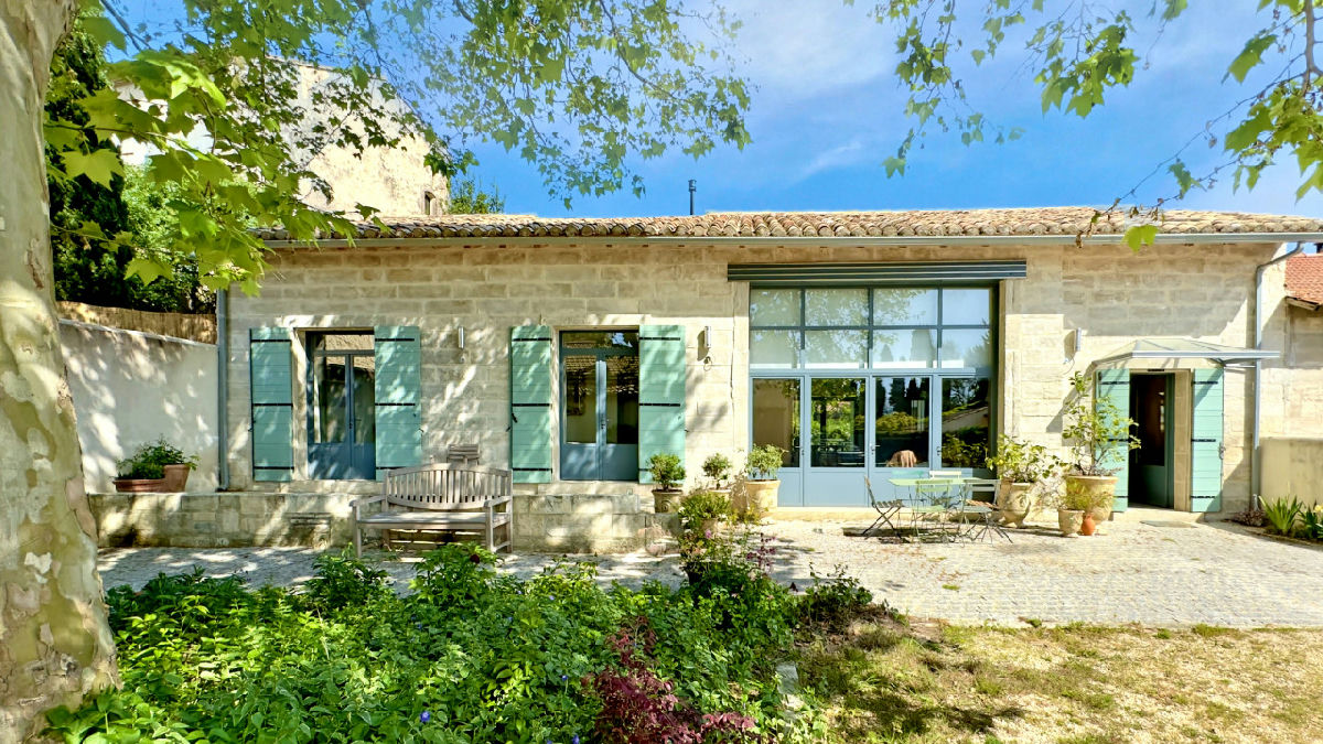 Renovated Stone House with Alpilles Views & Roof Terrace – Steps from the Village of Maussane - 1
