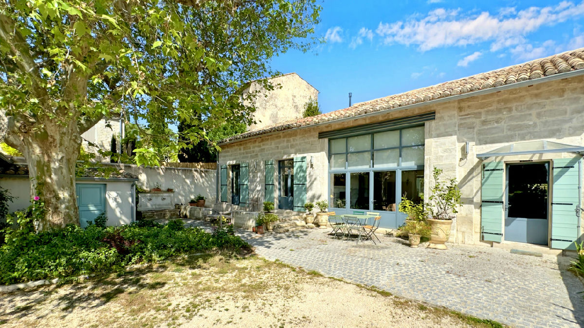 Renovated Stone House with Alpilles Views & Roof Terrace – Steps from the Village of Maussane - 2