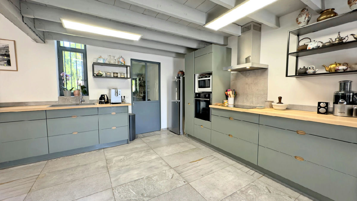 Renovated Stone House with Alpilles Views & Roof Terrace – Steps from the Village of Maussane - 8