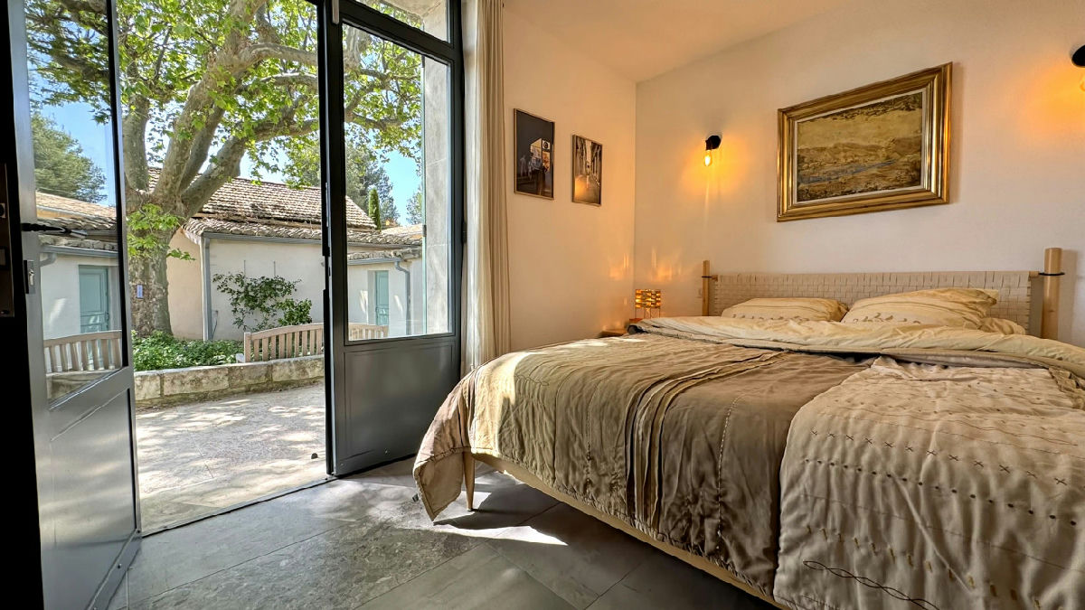 Renovated Stone House with Alpilles Views & Roof Terrace – Steps from the Village of Maussane - 9