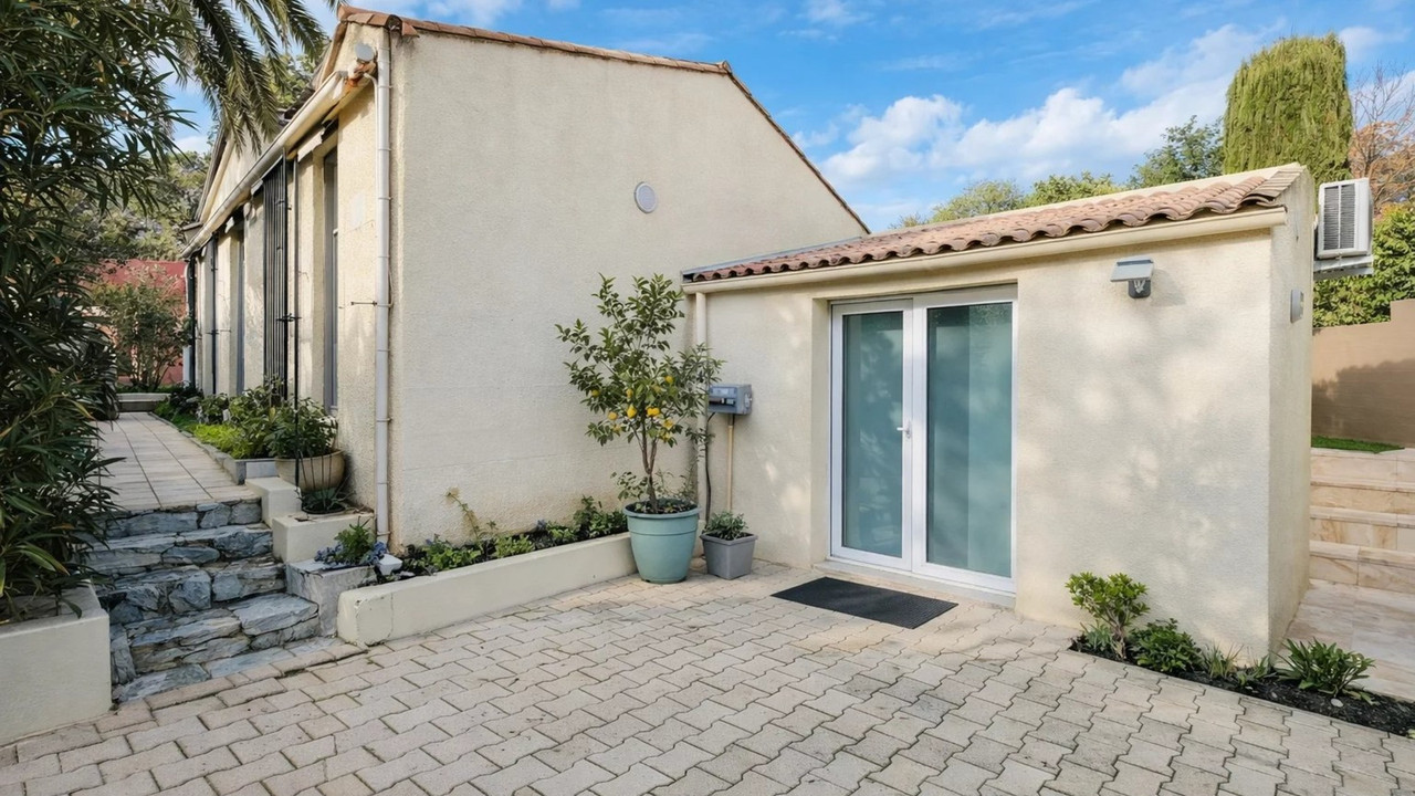 Bungalow 111m², 5 ooms, 4 beds, 1 bath, 1 wc, outside parking place