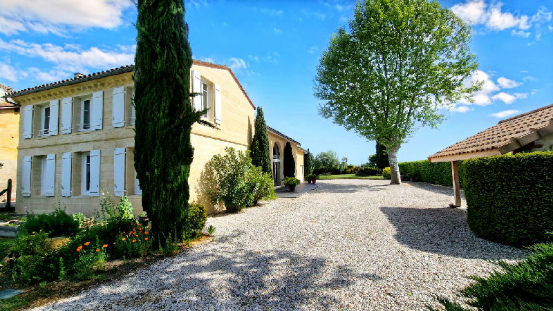 Elegant stone house with 5 bedrooms, garden and outbuildings in a sought-after Saint-Émilion location - 2