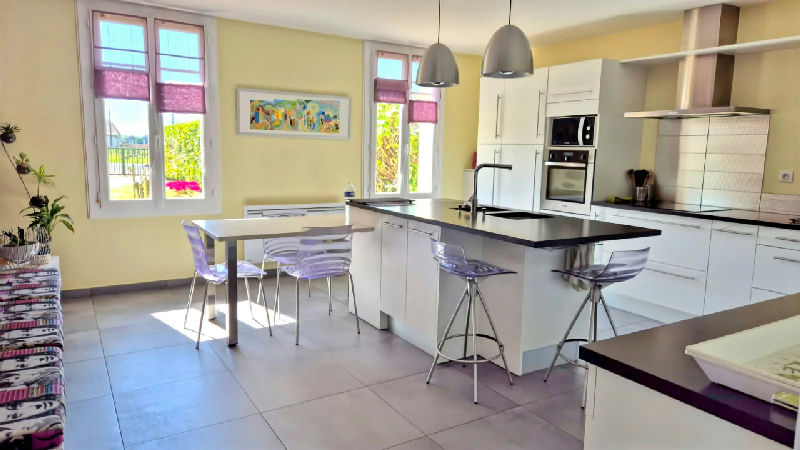 Elegant stone house with 5 bedrooms, garden and outbuildings in a sought-after Saint-Émilion location - 4