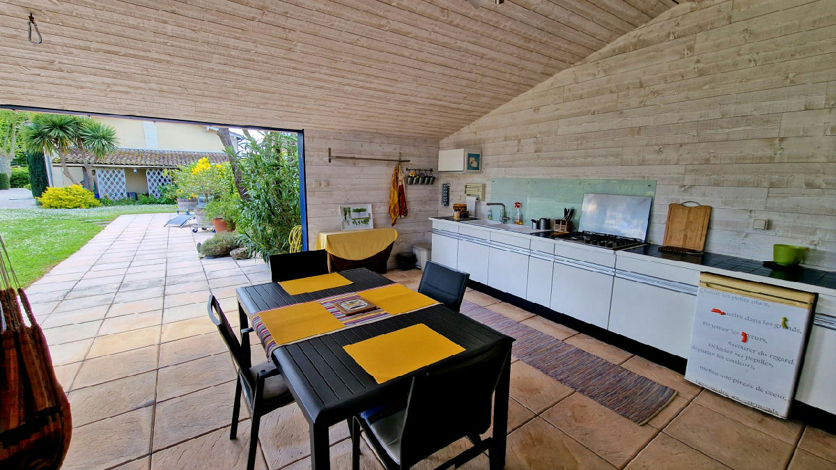 Elegant stone house with 5 bedrooms, garden and outbuildings in a sought-after Saint-Émilion location - 9