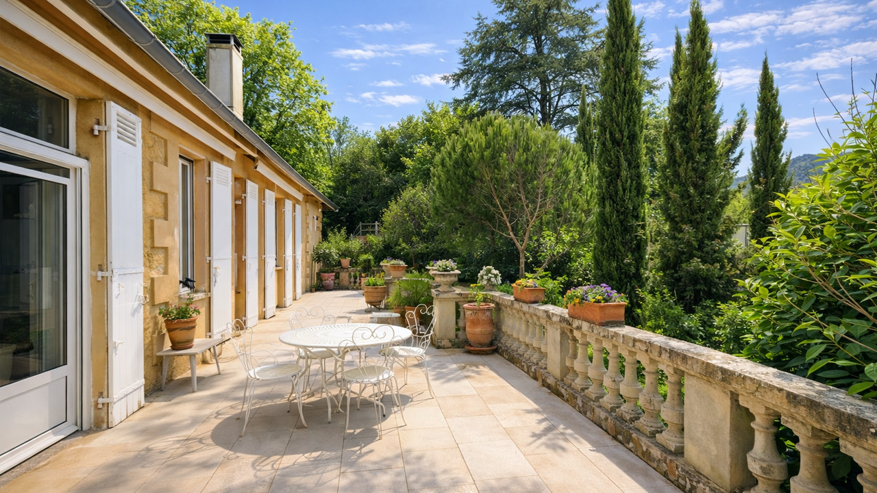 Magnificent Mansion with beautiful landscaped garden in an exceptional location in historic centre