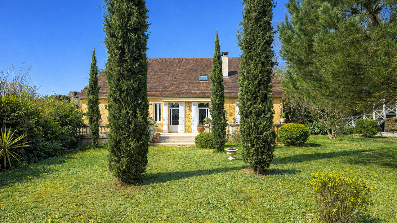 Magnificent Mansion with beautiful landscaped garden in an exceptional location in historic centre - 2