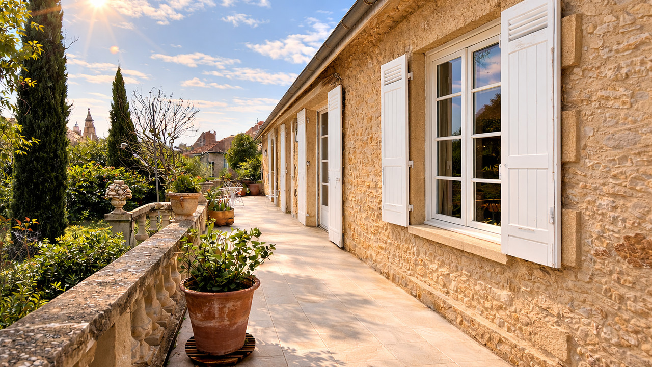 Magnificent Mansion with beautiful landscaped garden in an exceptional location in historic centre - 3