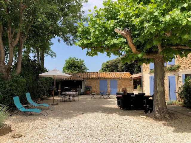Provencal Mas between vineyards and lavender fields for sale