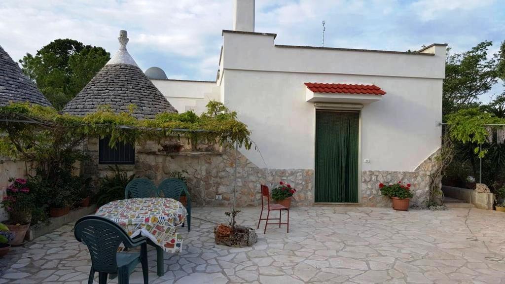 Beautiful complex of habitable lamie and trulli in the countryside of Ceglie Messapica