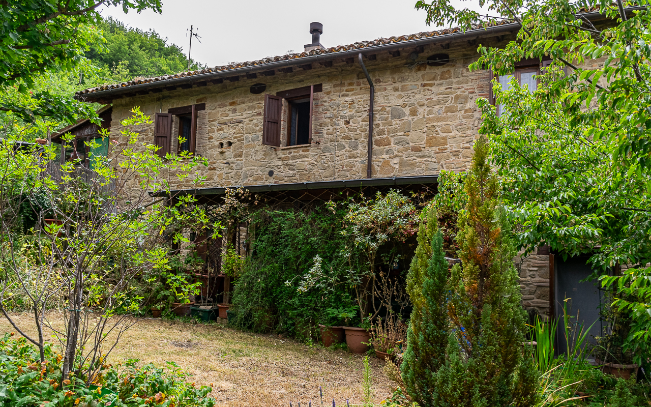 Casa Zina is a charming house for sale nestled near the historic town of Camerino - 2