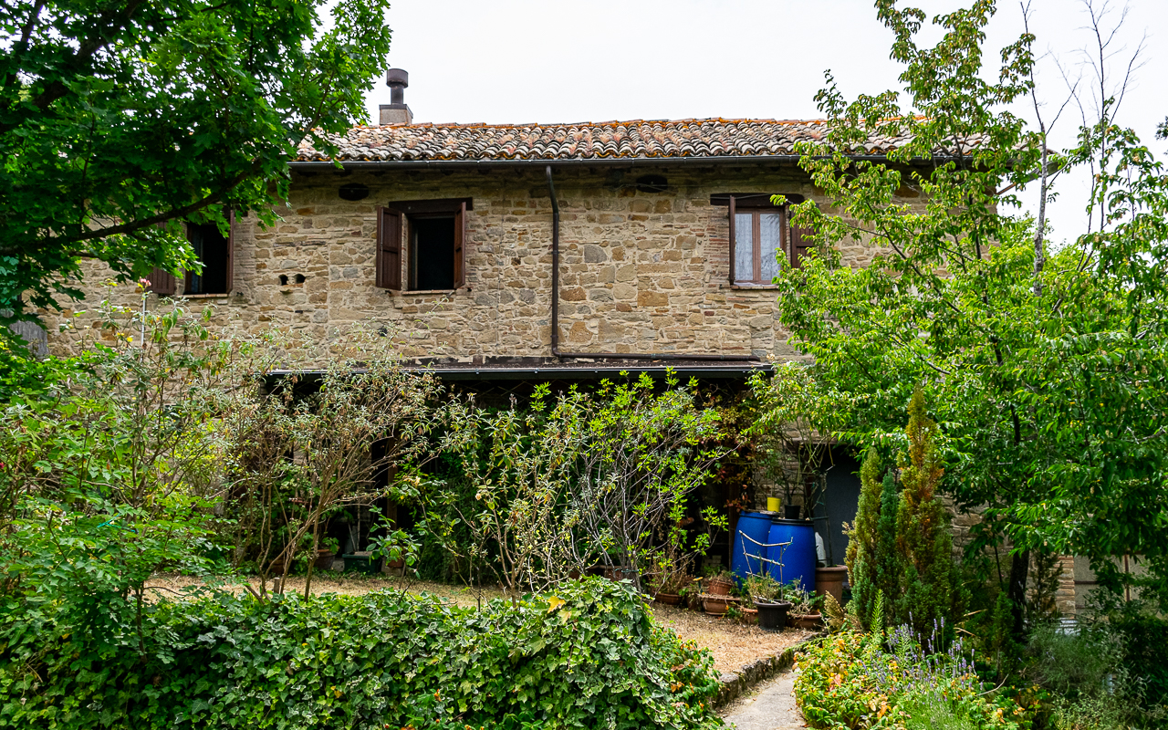 Casa Zina is a charming house for sale nestled near the historic town of Camerino - 3