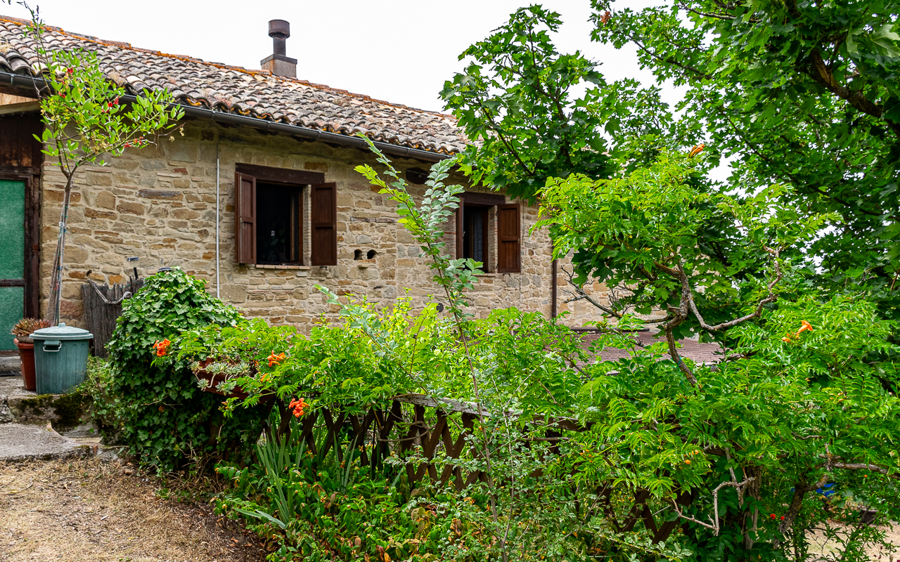 Casa Zina is a charming house for sale nestled near the historic town of Camerino - 4