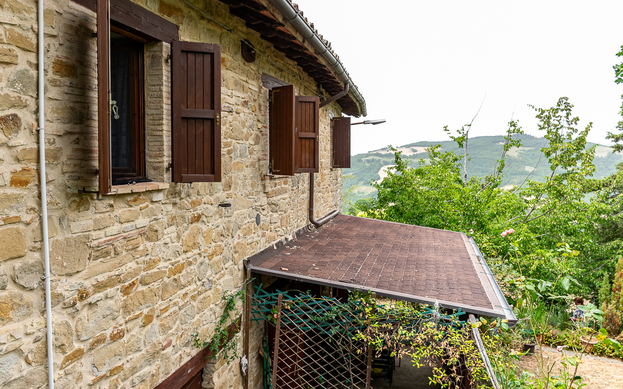 Casa Zina is a charming house for sale nestled near the historic town of Camerino - 5