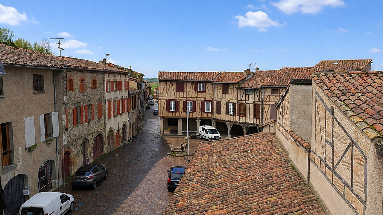 Investment property in the heart of a stunning Mediaeval village. Bar / restaurant and 5 rental apar