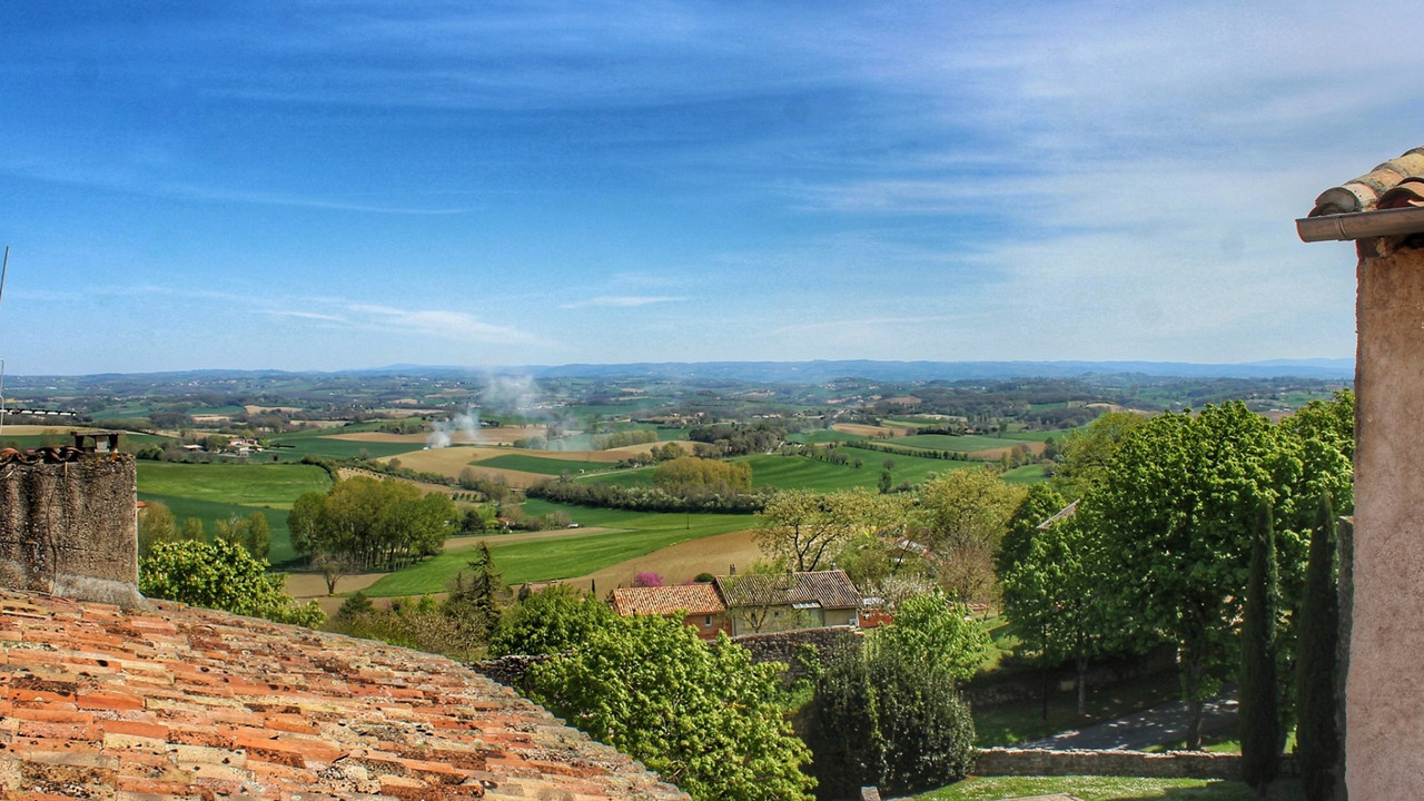 Investment property in the heart of a stunning Mediaeval village. Bar / restaurant and 5 rental apar - 2