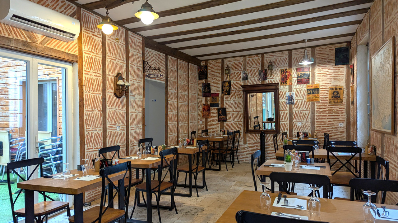 Investment property in the heart of a stunning Mediaeval village. Bar / restaurant and 5 rental apar - 3