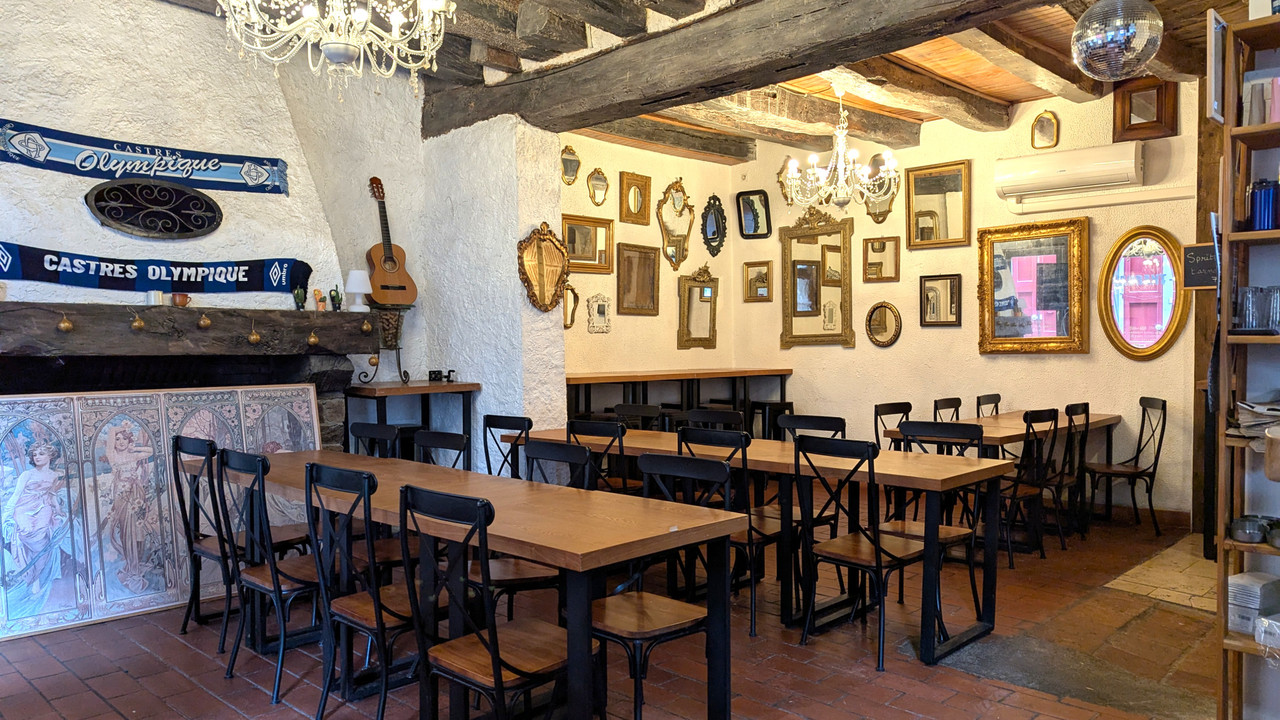Investment property in the heart of a stunning Mediaeval village. Bar / restaurant and 5 rental apar - 5