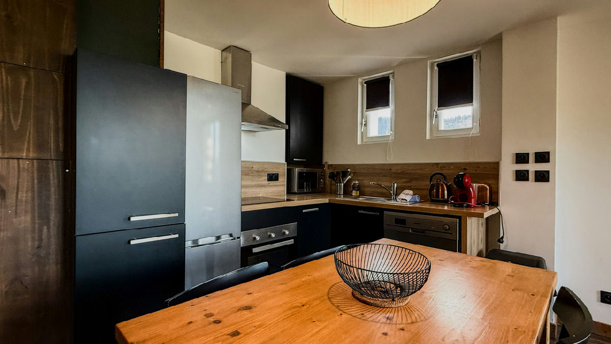Exceptional Business Property Set In A Prime Environment - 10