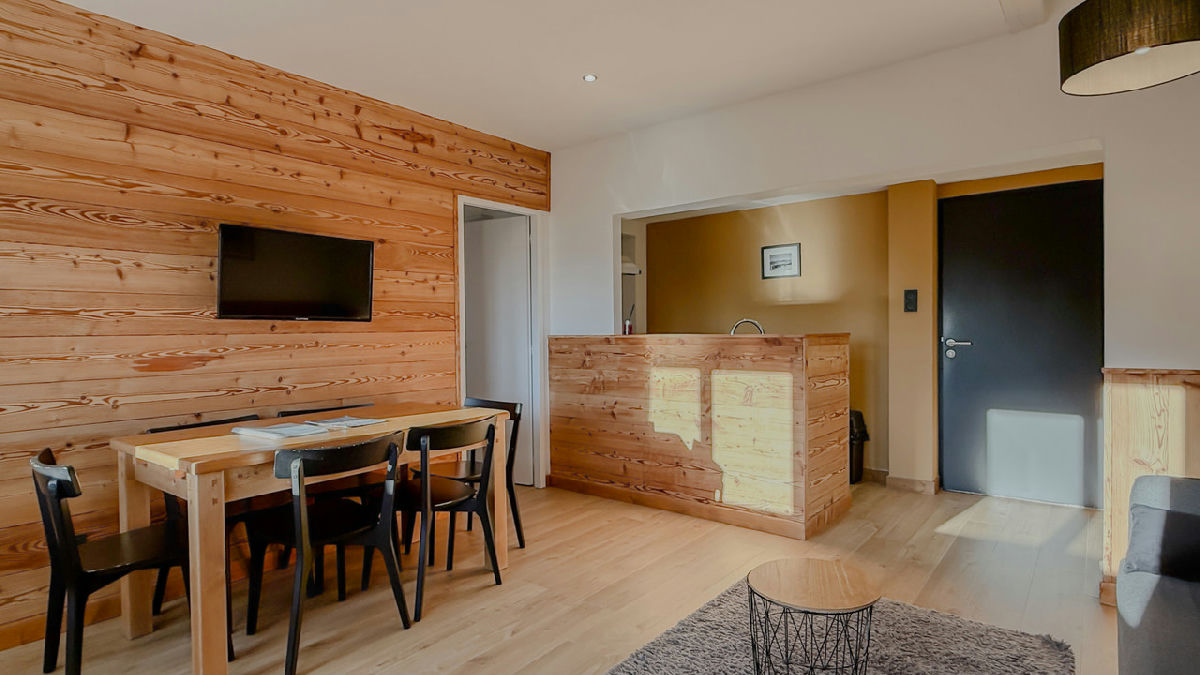 Exceptional Business Property Set In A Prime Environment - 9
