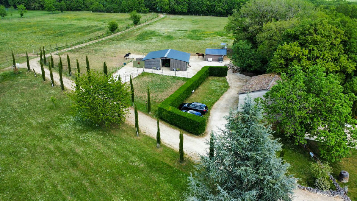 Stylish 3 bed house, 2 bed gite with pool and terraces set in 8Ha with stables and fenced paddocks - 4