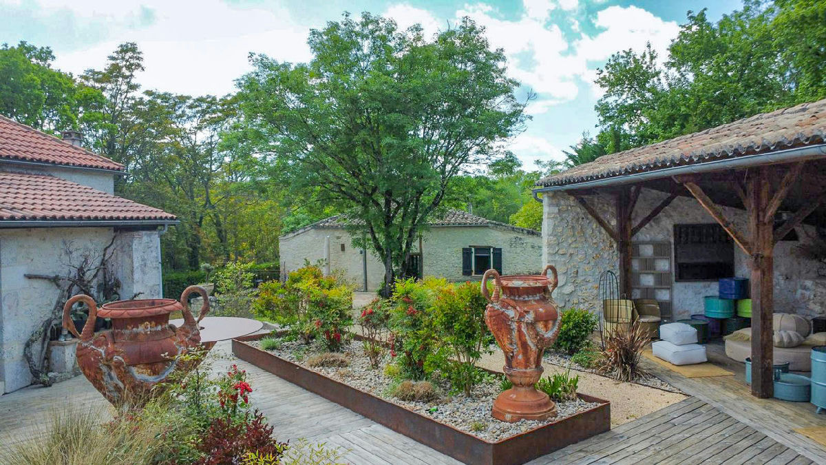 Stylish 3 bed house, 2 bed gite with pool and terraces set in 8Ha with stables and fenced paddocks - 5