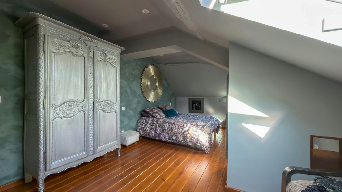 Stylish 3 bed house, 2 bed gite with pool and terraces set in 8Ha with stables and fenced paddocks - 9