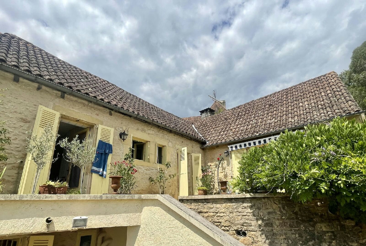 Old house with gîte, garage and swimming pool on 1500 m² plot