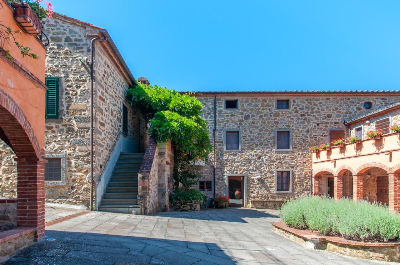 Charming ground floor flat in a historic borgo near Cortona with shared pool