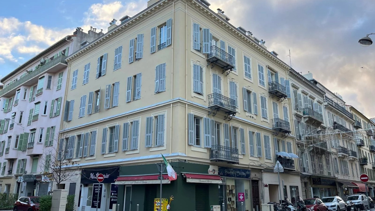 Apartment/commercial premises. 7 rooms, 106 m² - sold tenanted. 2nd floor of 3. 7 beds, 3 showers an