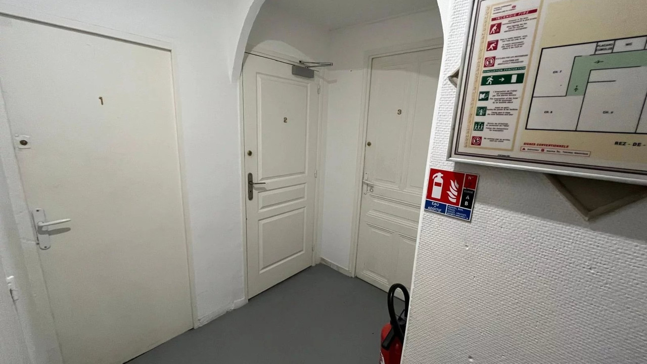 Apartment/commercial premises. 7 rooms, 106 m² - sold tenanted. 2nd floor of 3. 7 beds, 3 showers an - 3